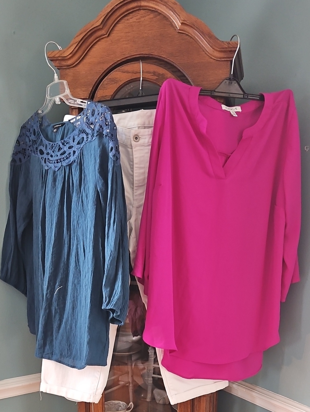 CHAUS Magenta V-Neck Tunic & Zac & Rachel Teal Top & Coldwster Creek White Capri